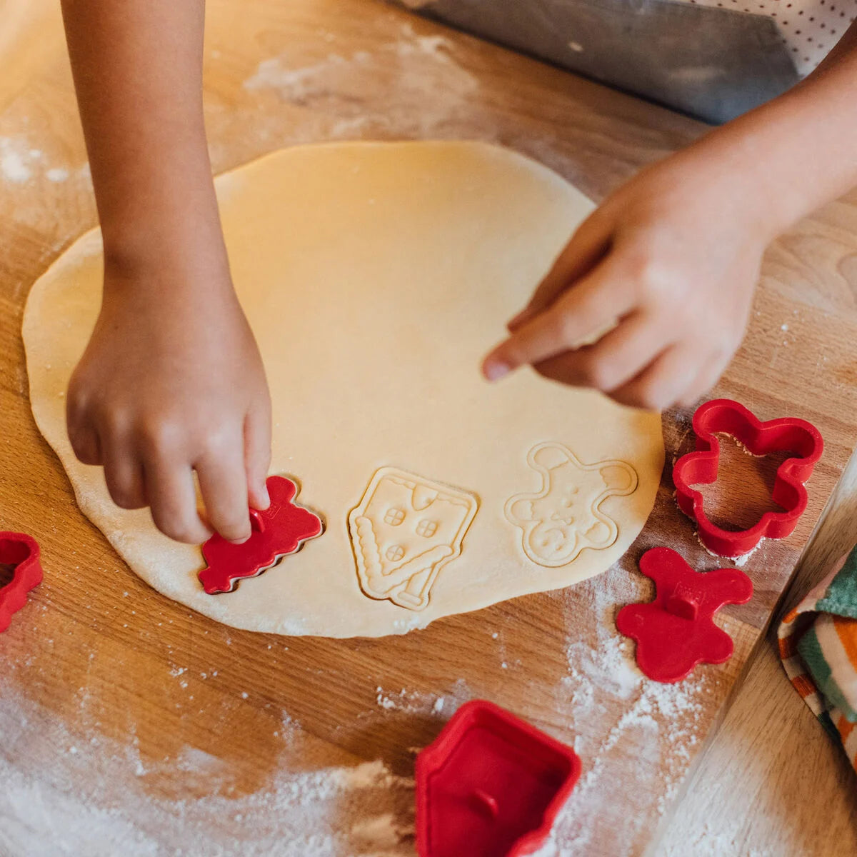 5 COOKIE CUTTERS WITH STAMPS - COOKIE TIME! - CHRISTMAS