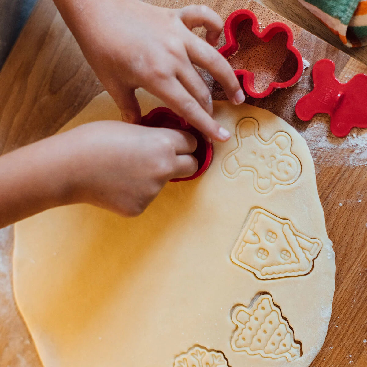 5 COOKIE CUTTERS WITH STAMPS - COOKIE TIME! - CHRISTMAS